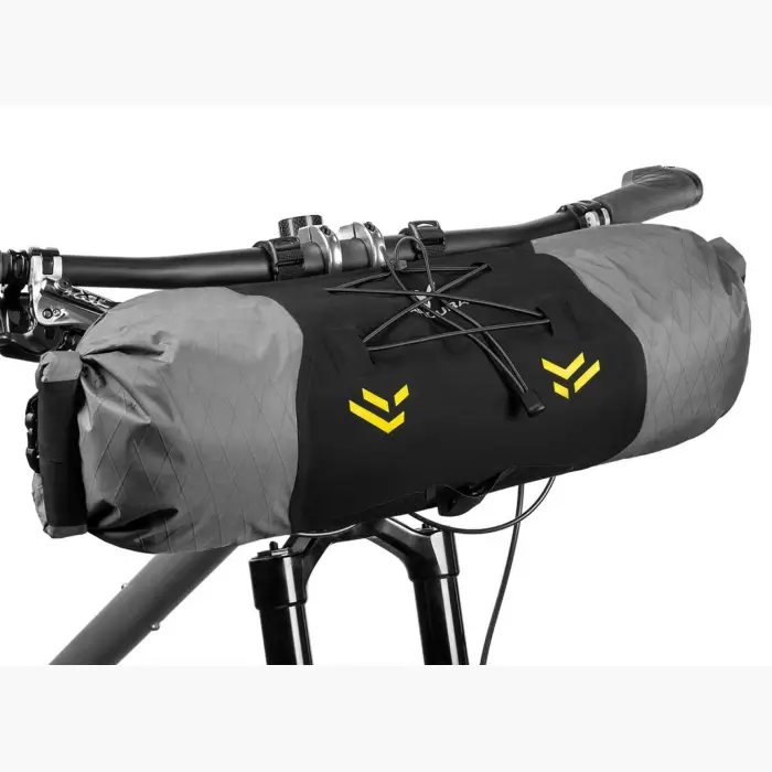 apidura-backcountry-handlebar-pack-11l-on-bik